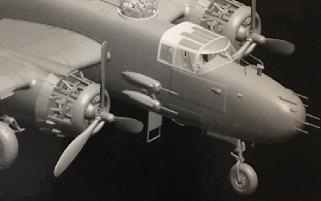 1/32 B-25J MITCHELL 'STRAFER'-CRYSTAL VERSION W/BONUS PARTS HONG KONG MODEL 01S01