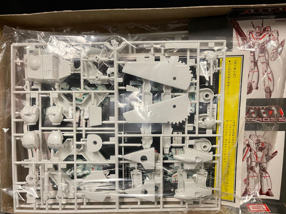 1/72 MACROSS VARIABLE FIGHTER VF-1J BATTROID VALKYRIE (11)
