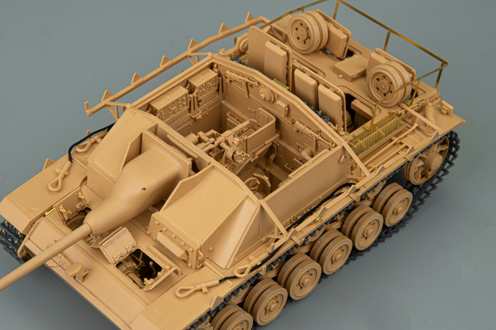 1-35-wwii-stug-iii-late-production-w-full-interior-and-moveable-track