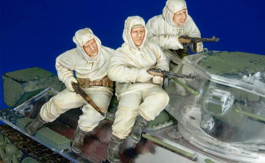 1/35 RUSSIA INFANTRY RIDING WITH 6-34 (WINTER) I -3 FIGURES