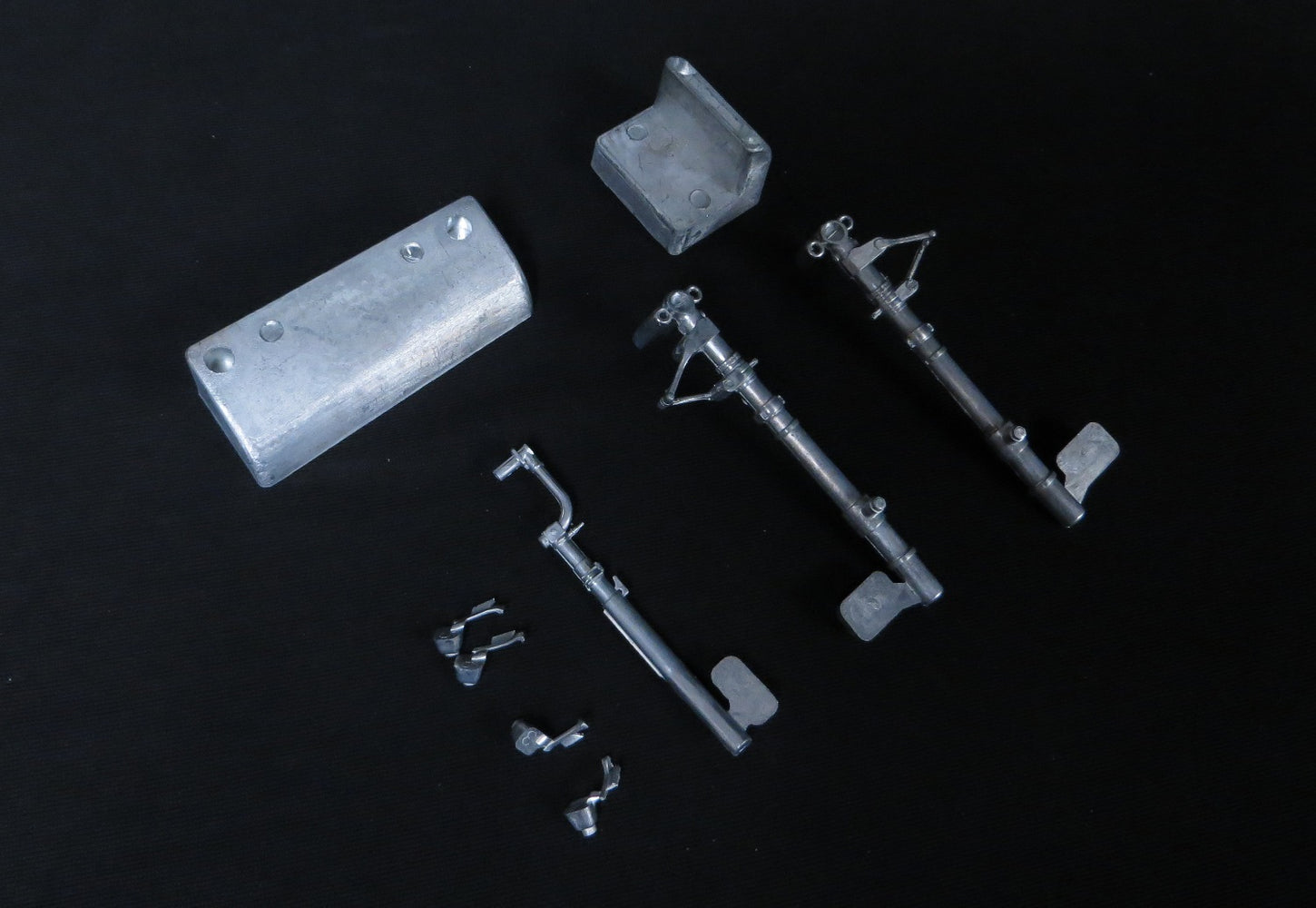 HKM-01EA01 1/32 B-25 J, H metal landing gear and nose weight